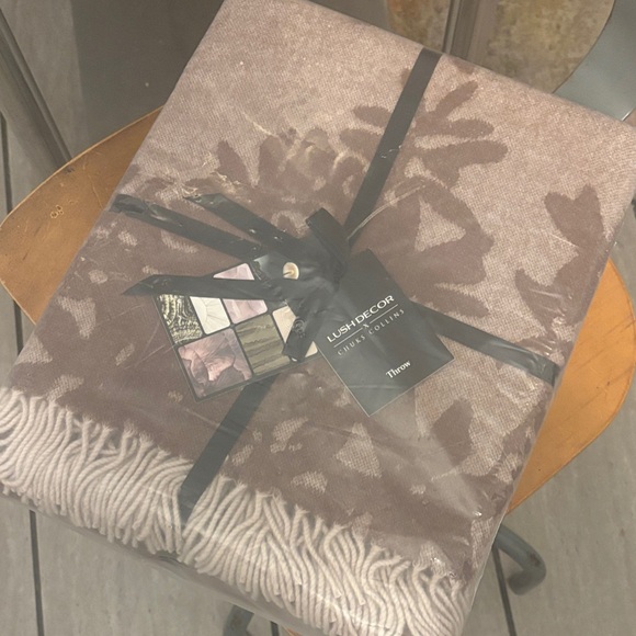 Lush Decor x Chuks Collins Mycelium Dream wool & cashmere blend throw blanket - Picture 3 of 5